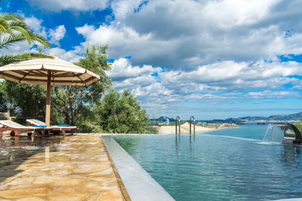 swimming pool & sea