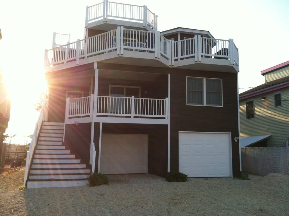 VIEWS, VIEWS, VIEWS....the ocean in front; the bay behind; AC lit up at night.