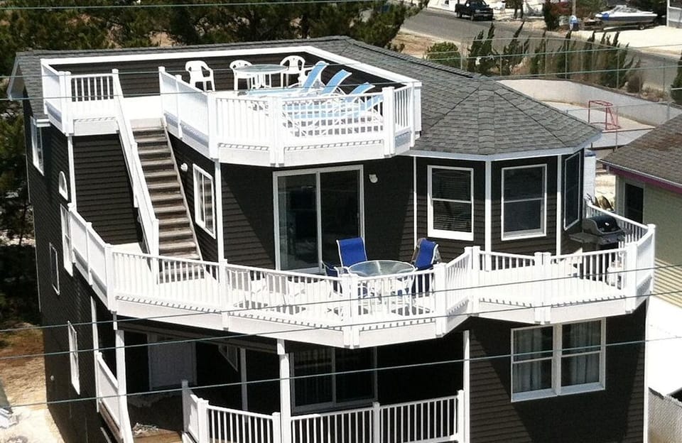 3 levels of outdoor entertaining - including BBQ grill + private roof-top deck.