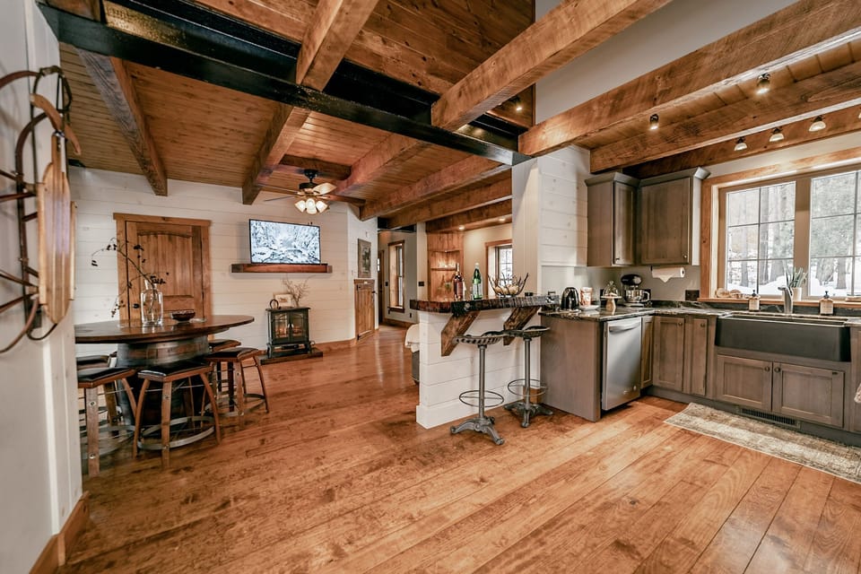 Dining table, 6 seats + 2 stools at kitchen counter