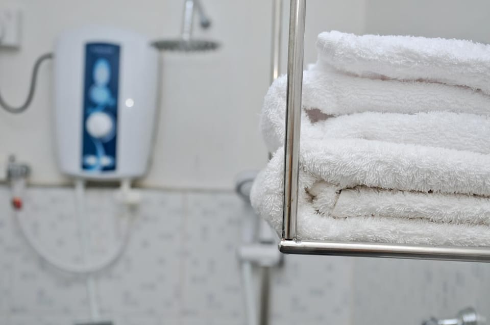 Shower, rainfall showerhead, free toiletries, bidet