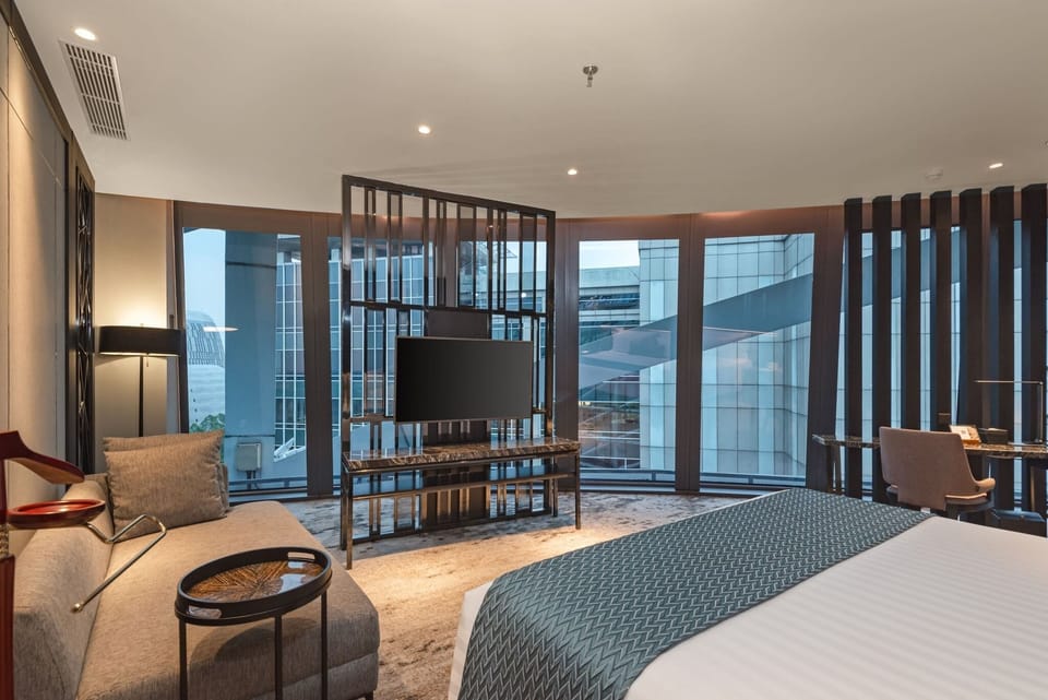 Executive Suite King Room | Minibar, in-room safe, desk, laptop workspace