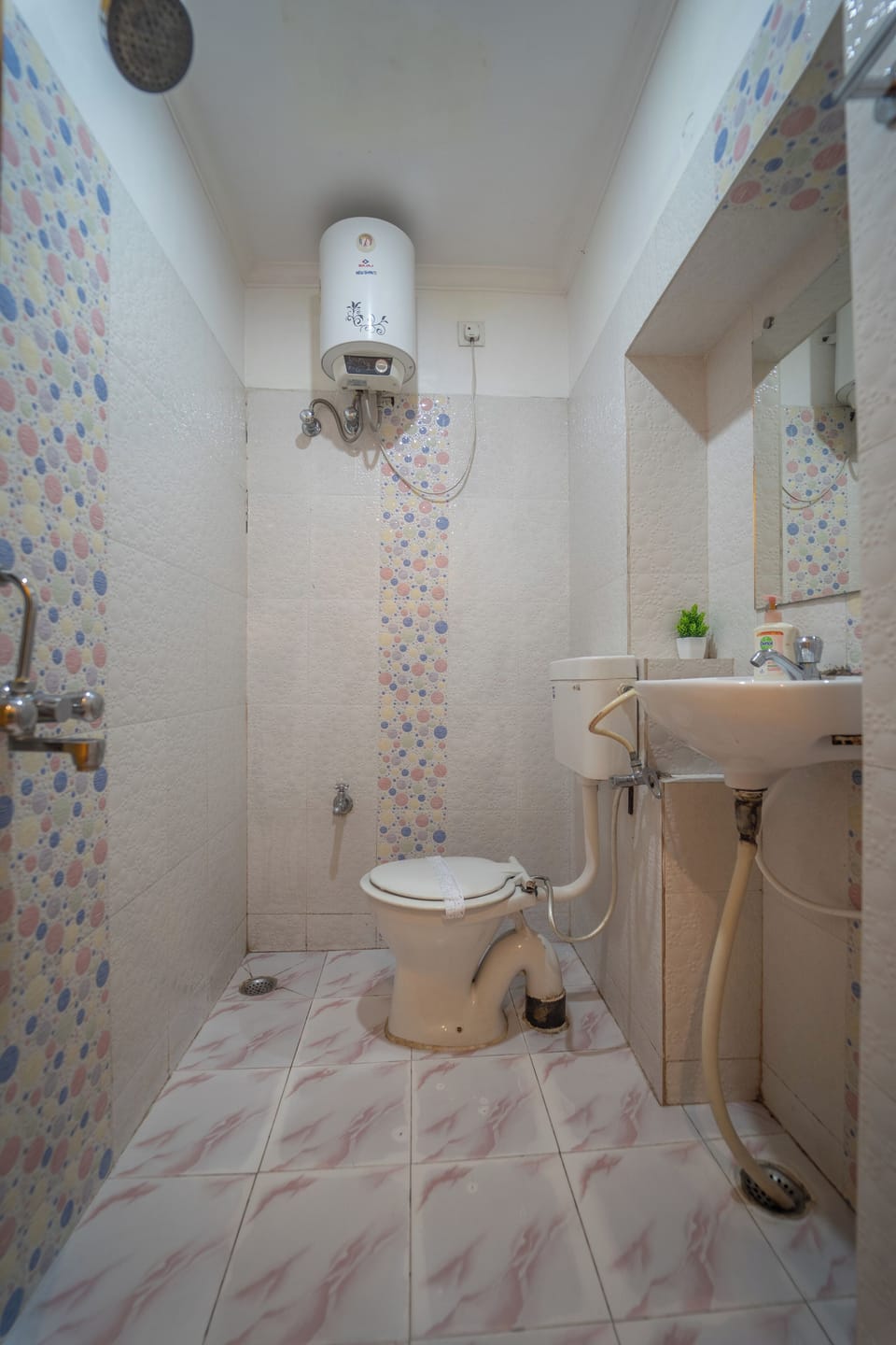 Superior Twin Room, 2 Twin Beds, Non Smoking | Bathroom | Shower, slippers, bidet, towels