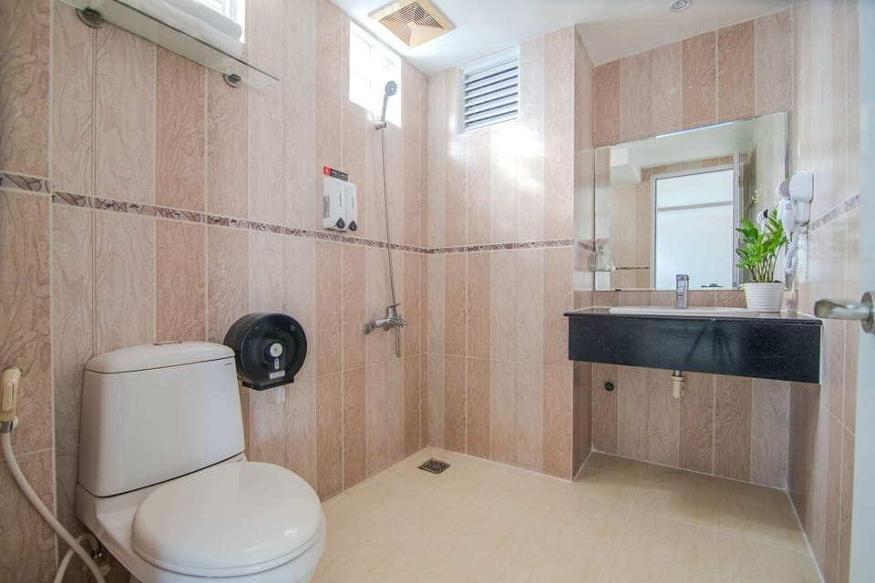 Deluxe Twin Room | Bathroom | Shower, rainfall showerhead, hair dryer, slippers