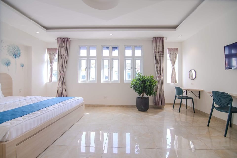 Deluxe Suite | Desk, blackout drapes, free WiFi