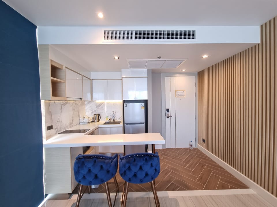 Deluxe Room (DEE Tower) | Private kitchenette | Mini-fridge, coffee/tea maker, electric kettle