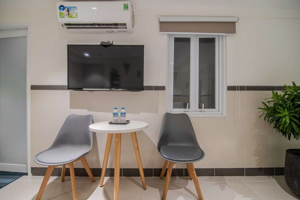 Deluxe Twin Room | Living area | 32-inch LCD TV with cable channels
