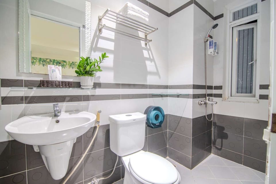Deluxe Double Room | Bathroom | Shower, rainfall showerhead, free toiletries, hair dryer
