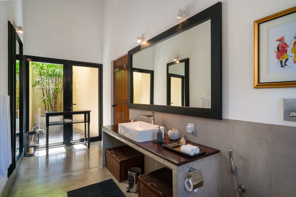Shower, rainfall showerhead, free toiletries, hair dryer