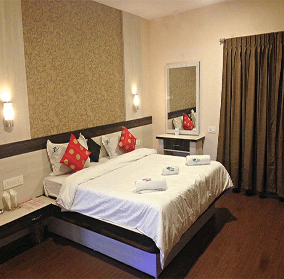 Family Triple Room, 1 Double Bed, Non Smoking | Desk, free WiFi, bed sheets