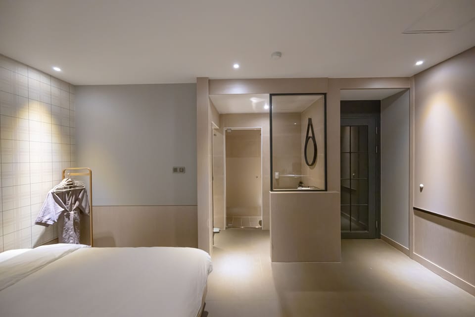 Premier Twin Room | Premium bedding, individually decorated, desk, laptop workspace