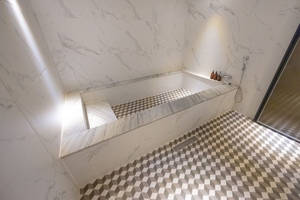 Deluxe Suite | Bathroom | Separate tub and shower, deep soaking tub, designer toiletries