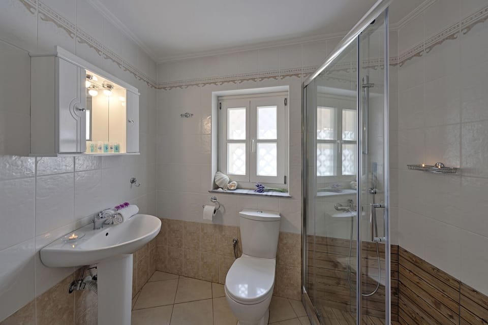 Shower, rainfall showerhead, free toiletries, hair dryer