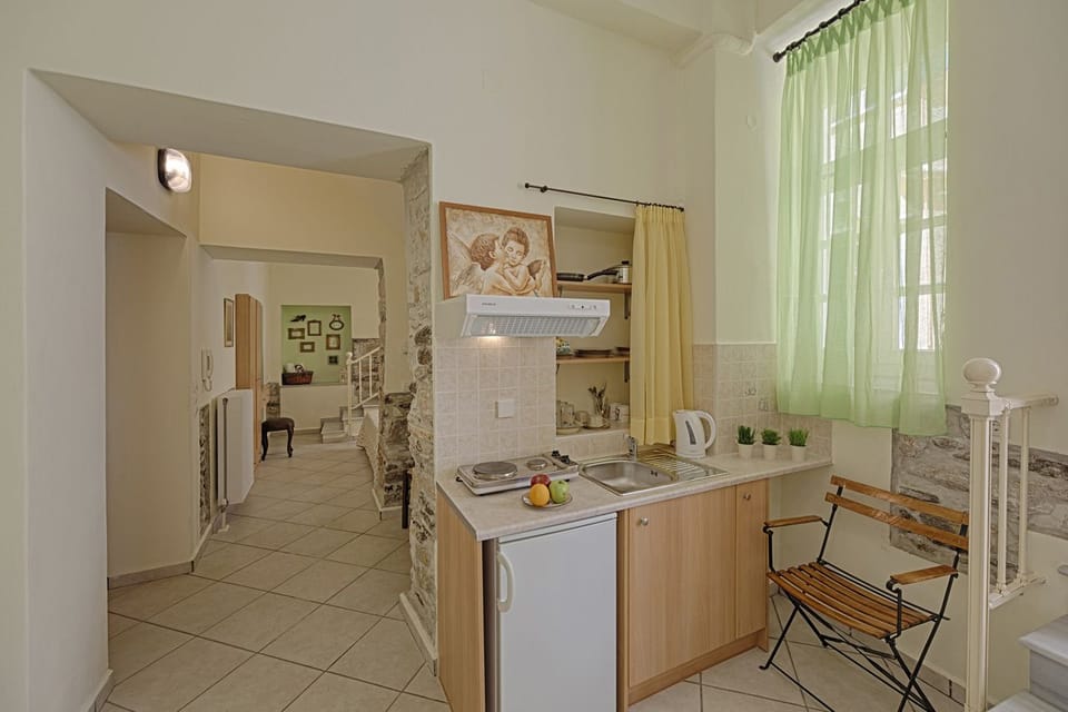 Fridge, stovetop, coffee/tea maker, electric kettle