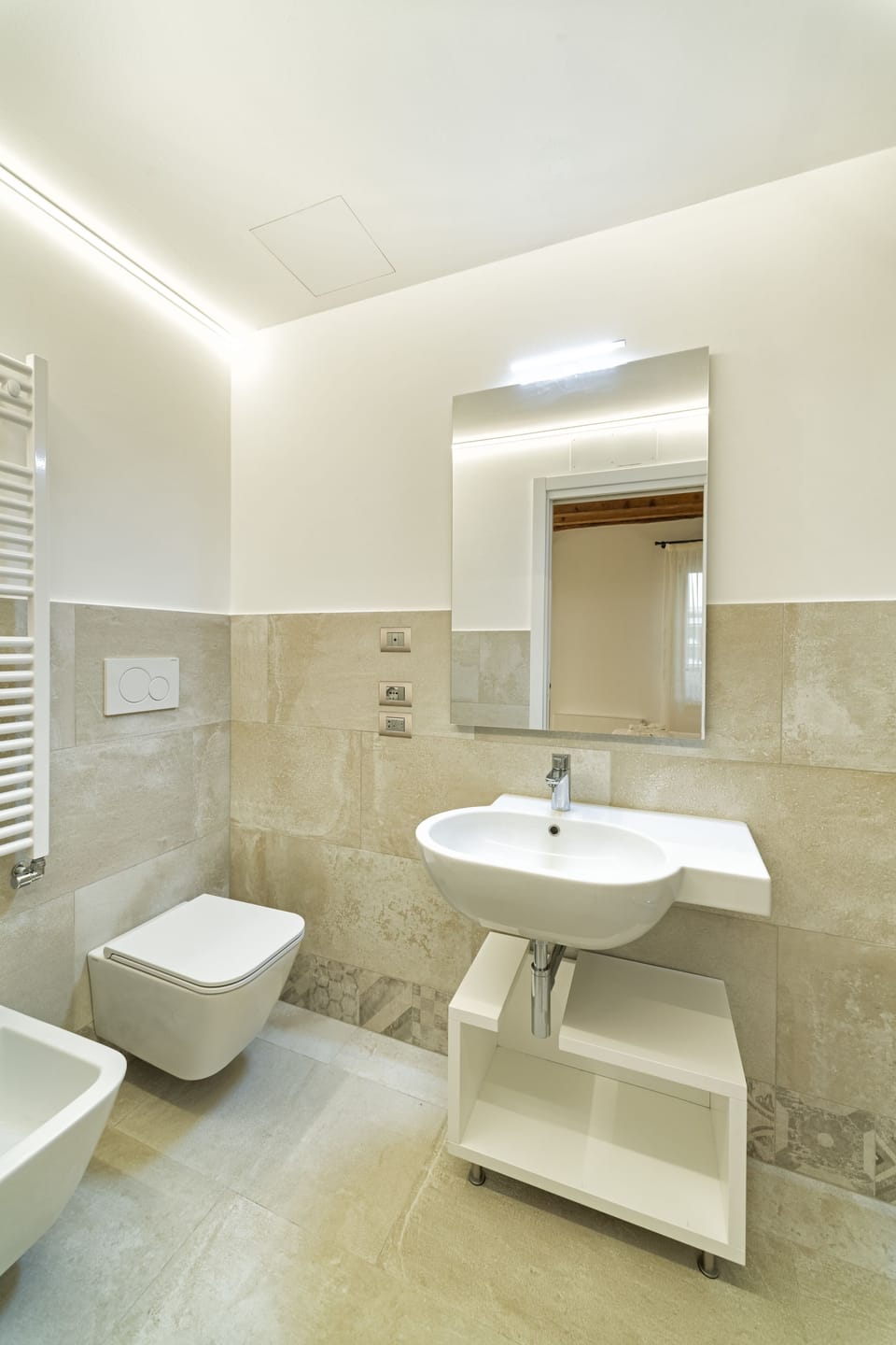 Standard Double or Twin Room | Bathroom | Shower, rainfall showerhead, free toiletries, hair dryer