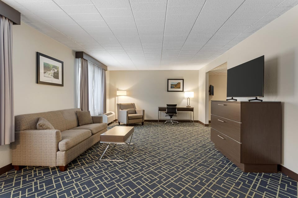 Suite, 1 King Bed, Non Smoking, Refrigerator & Microwave (with Sofabed) | Individually decorated, individually furnished, desk, laptop workspace