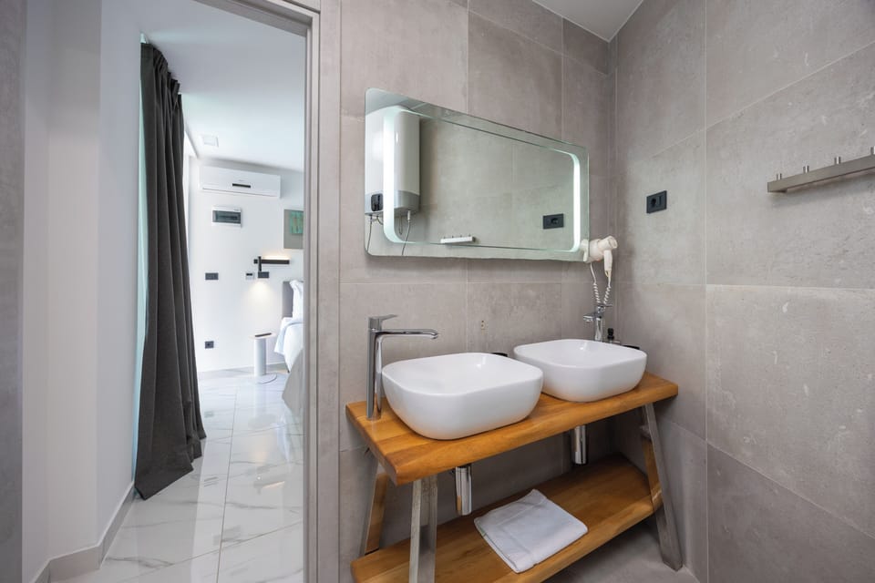 Double or Twin Room | Bathroom | Shower, rainfall showerhead, eco-friendly toiletries, hair dryer