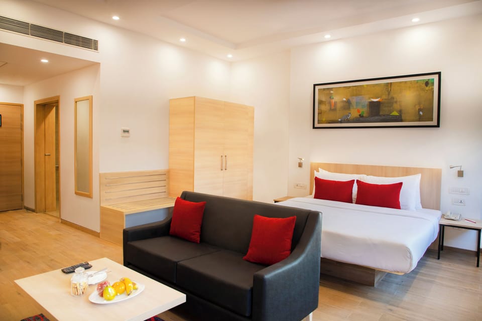 Hypo-allergenic bedding, minibar, in-room safe, desk
