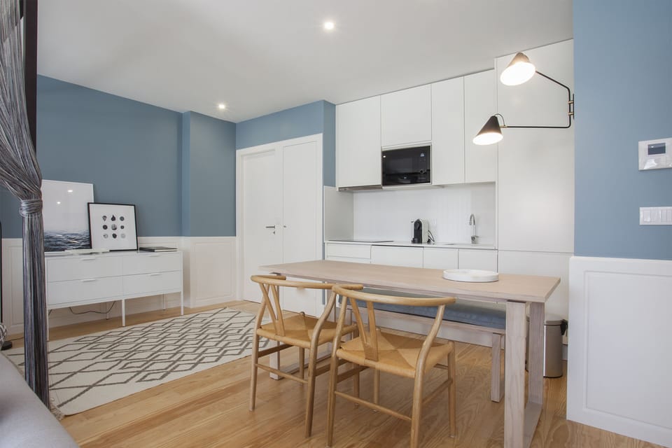 Luxury Studio, Balcony | In-room dining