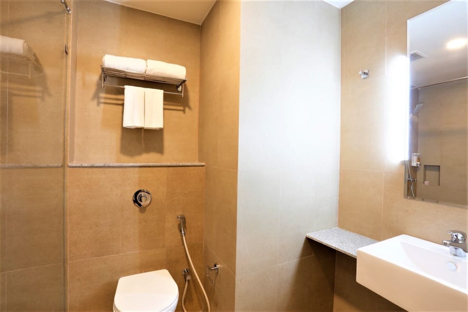 Shower, rainfall showerhead, free toiletries, hair dryer