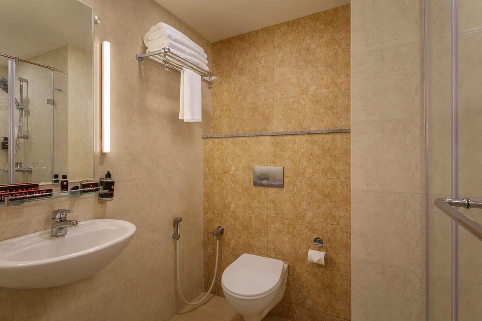 Shower, rainfall showerhead, free toiletries, hair dryer