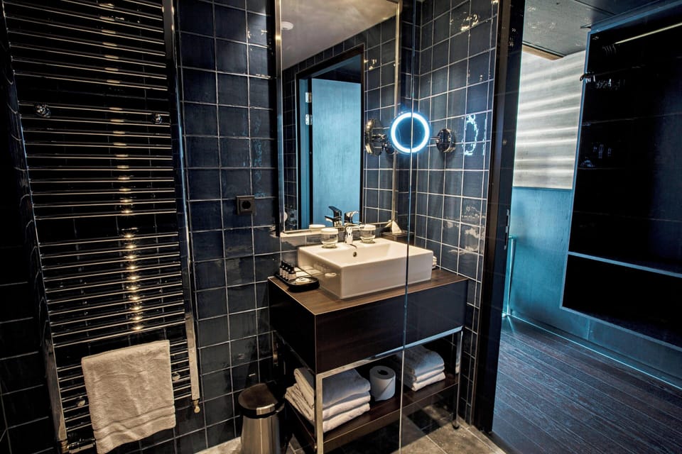 Design Room, 1 King Bed | Bathroom | Eco-friendly toiletries, hair dryer, towels