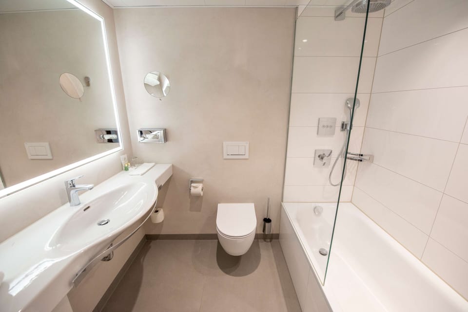 Deep soaking tub, free toiletries, hair dryer, slippers