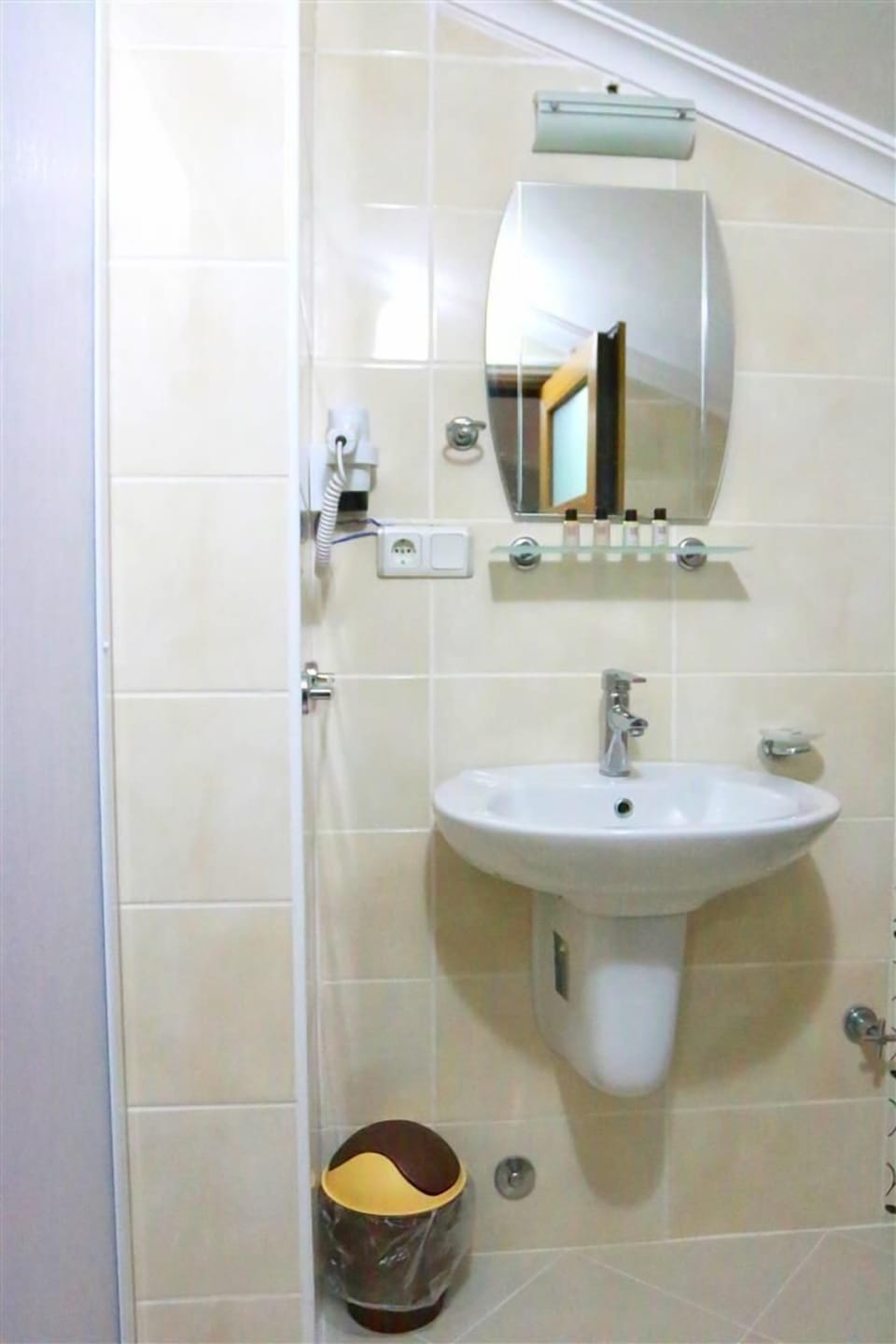Senior Room | Bathroom | Rainfall showerhead, free toiletries, hair dryer, bathrobes