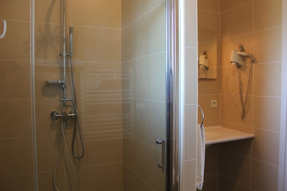 Double Room, Accessible | Bathroom | Free toiletries, towels