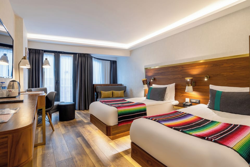 Deluxe Twin Room | Minibar, in-room safe, desk, soundproofing
