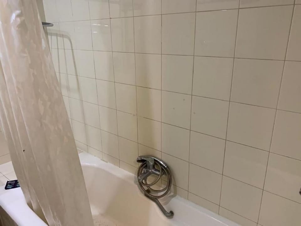 Combined shower/tub, towels