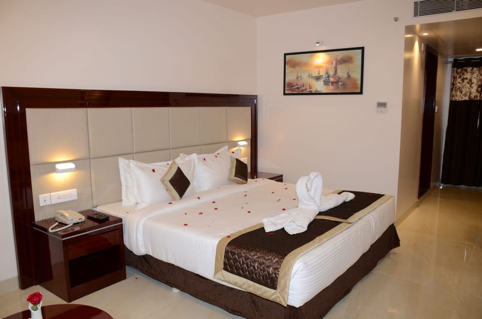 Premium Room, Accessible | Minibar, in-room safe, blackout drapes, soundproofing