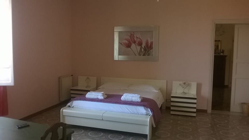 Deluxe Suite, Sea View | Desk, laptop workspace, free WiFi, bed sheets