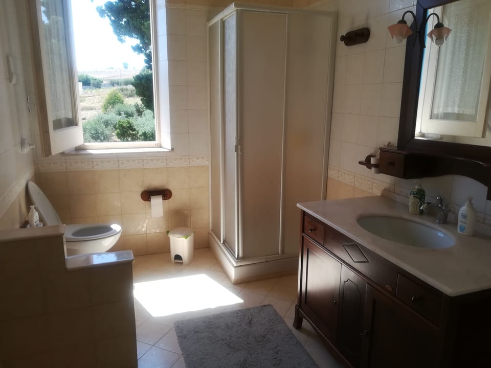 Shower, rainfall showerhead, free toiletries, hair dryer