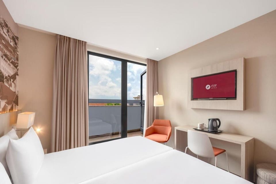 Double Room, Balcony | Minibar, in-room safe, desk, soundproofing