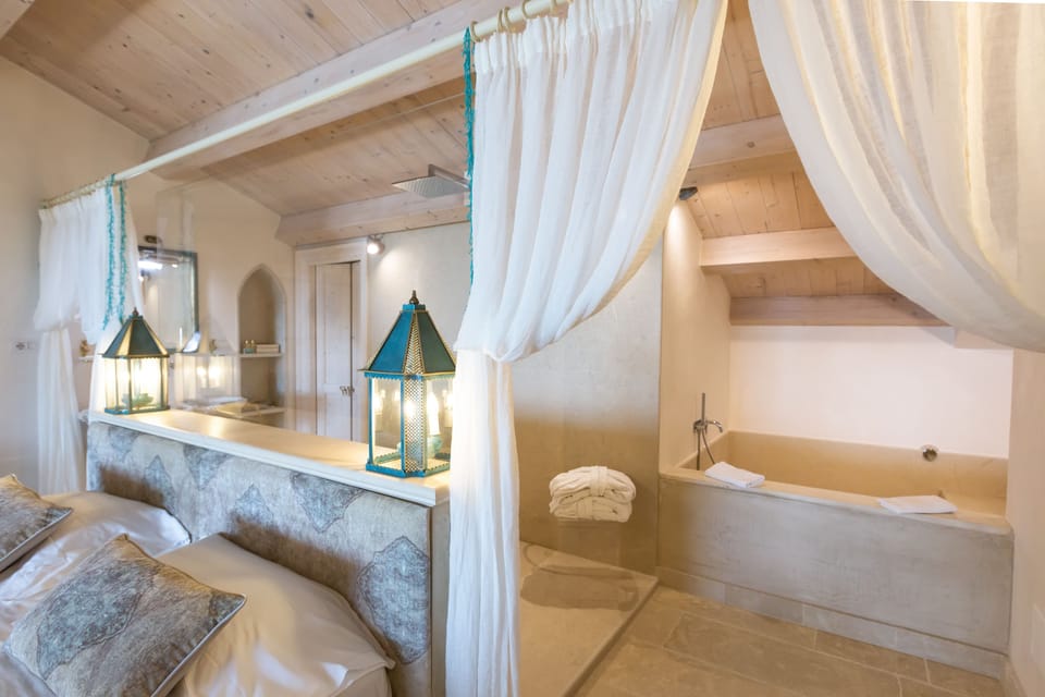 Luxury Suite, Sea Facing | Bathroom | Rainfall showerhead, free toiletries, hair dryer, slippers
