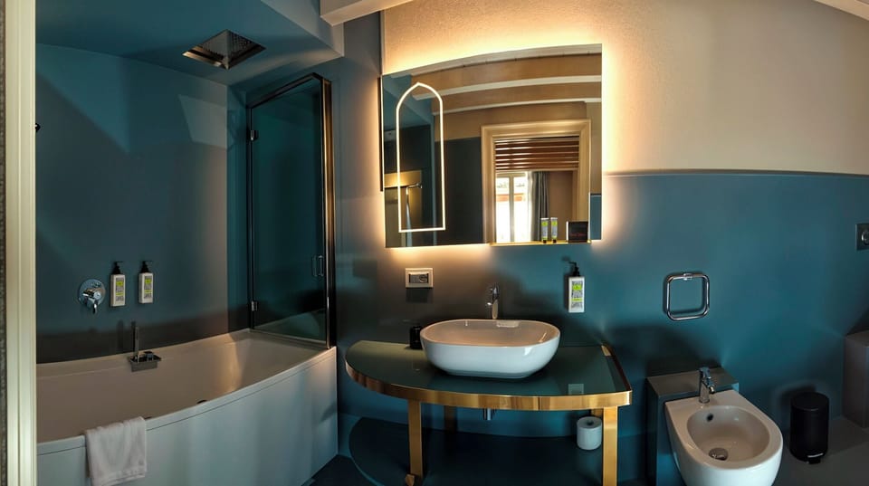 Suite Superior | Bathroom | Combined shower/tub, jetted tub, rainfall showerhead, free toiletries