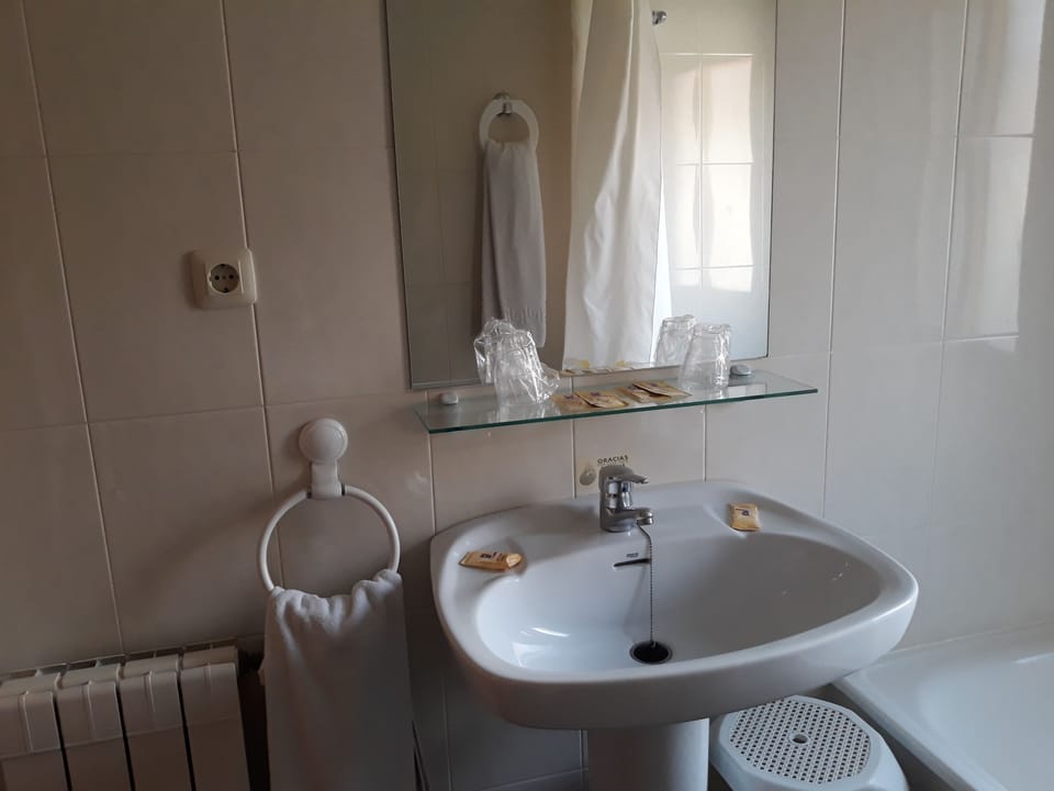 Double Room Single Use | Bathroom | Free toiletries, bidet, towels