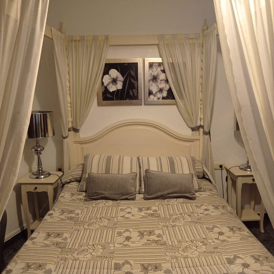 Suite | Soundproofing, rollaway beds, free WiFi