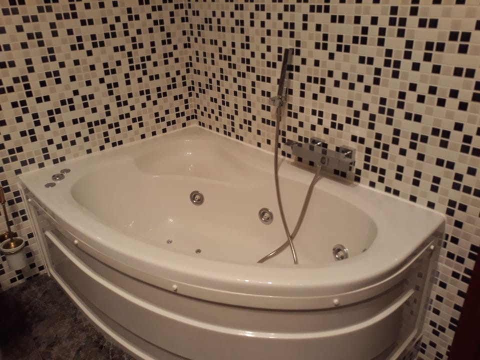 Suite | Jetted tub
