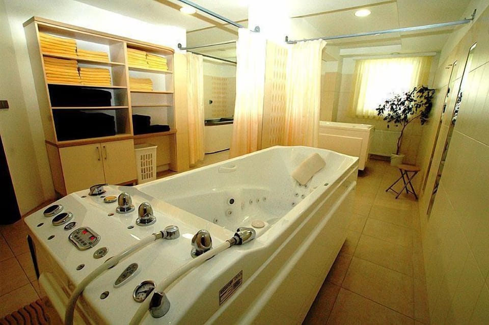 Indoor spa tub