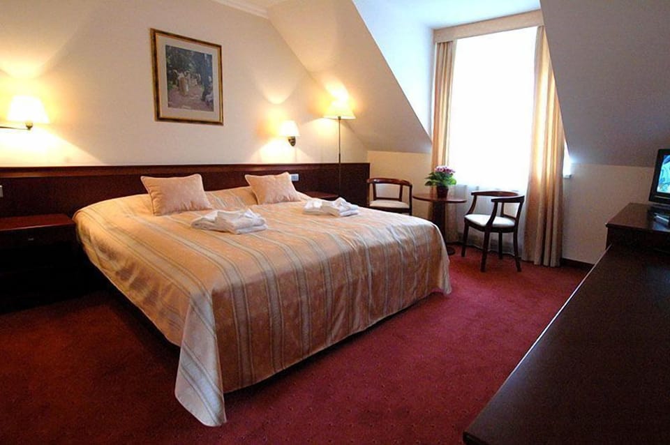 Double Room | Minibar, in-room safe, desk, iron/ironing board