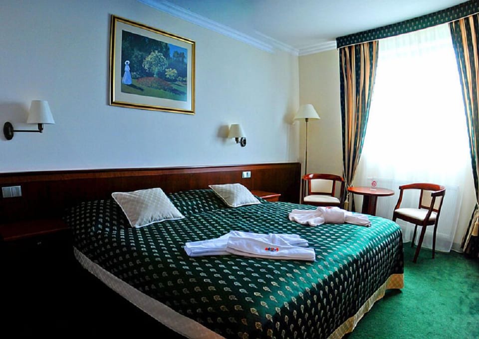 Double Room | Minibar, in-room safe, desk, iron/ironing board