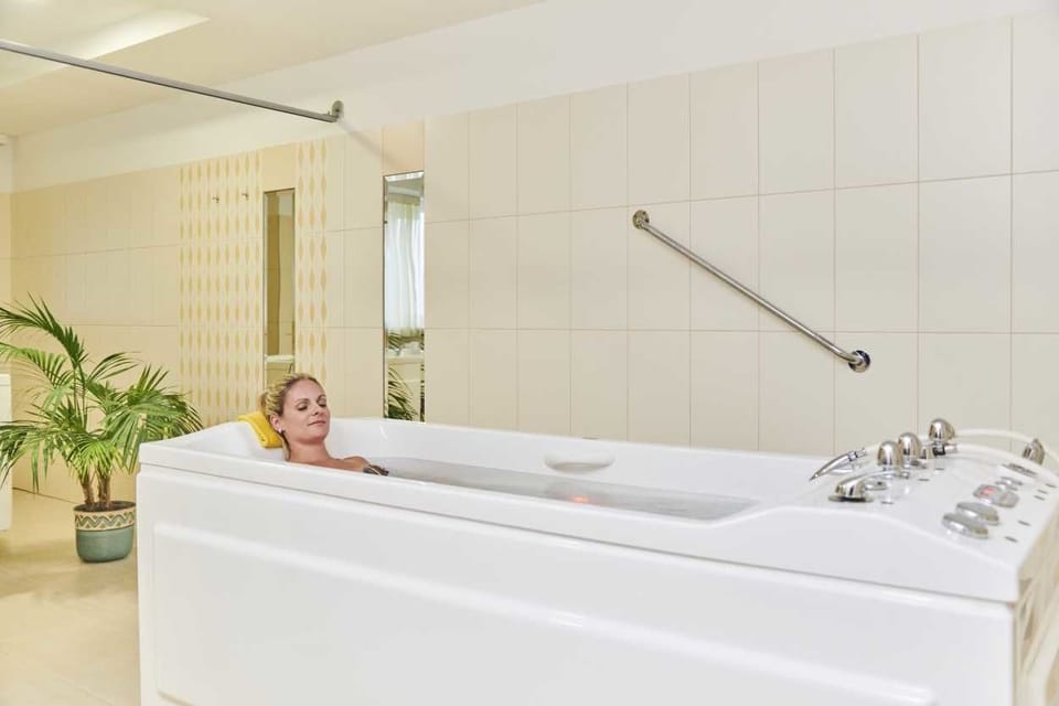Sauna, hot tub, Turkish bath, body treatments, aromatherapy