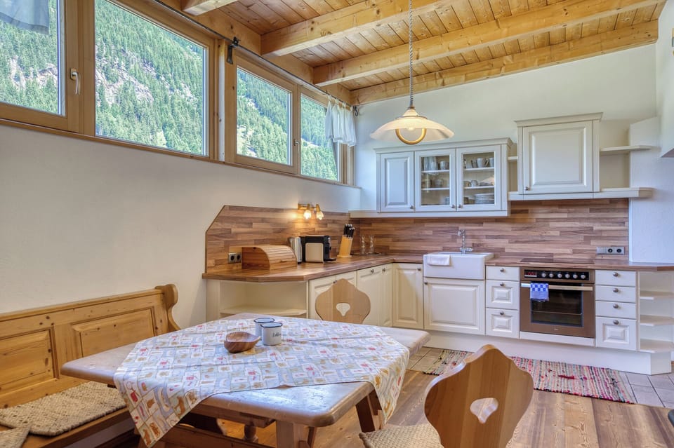 Family Apartment, 2 Bedrooms | Private kitchen