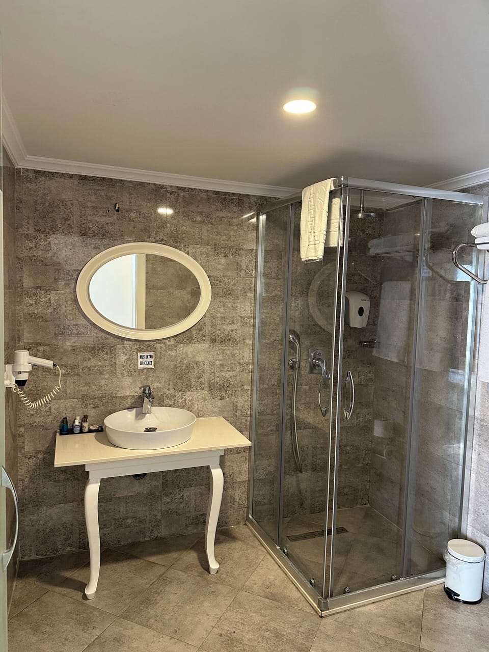 Deluxe Double Room | Bathroom | Shower, free toiletries, hair dryer, slippers