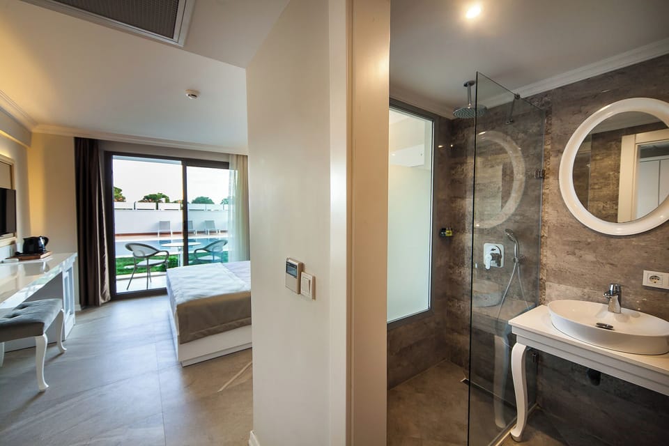 Deluxe Double Room, 1 Double Bed, Pool View | Minibar, in-room safe, soundproofing, WiFi (free)