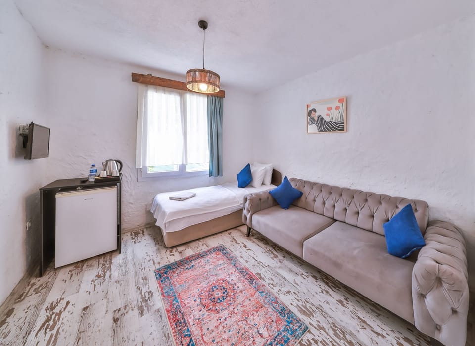 Executive Double Room, Multiple Beds, Non Smoking | Living area | 32-inch LCD TV with satellite channels