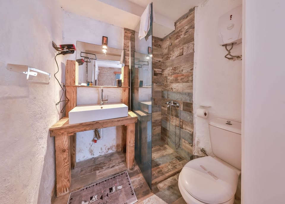 Executive Double Room, Multiple Beds, Non Smoking | Bathroom | Shower, free toiletries, hair dryer, slippers