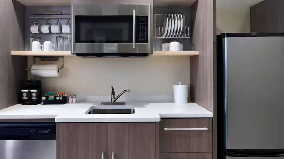 Studio, 1 King Bed, Non Smoking | In-room safe, desk, laptop workspace, blackout drapes